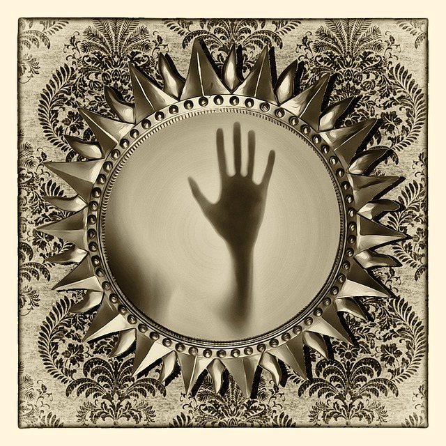 거울 꿈해몽 - 깨진 거울, 맑은 거울이 알려주는 길흉